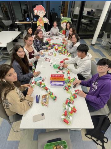 give back, holiday decorations, fun, team work, decorate, Phpl tab, phpl teen advisory board, holiday decorations, volunteer 